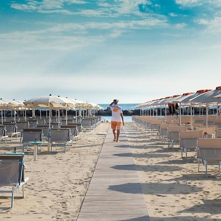 Hotel Castellucci Bellaria-Igea Marina Exteriör bild
